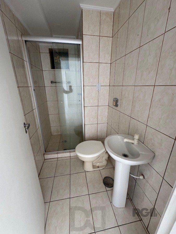 Apartamento com 54,70 m² de área privativa com dois dormitórios, sala, cozinha e área de serviço. Reformado. Piso porcelanato — foto 4