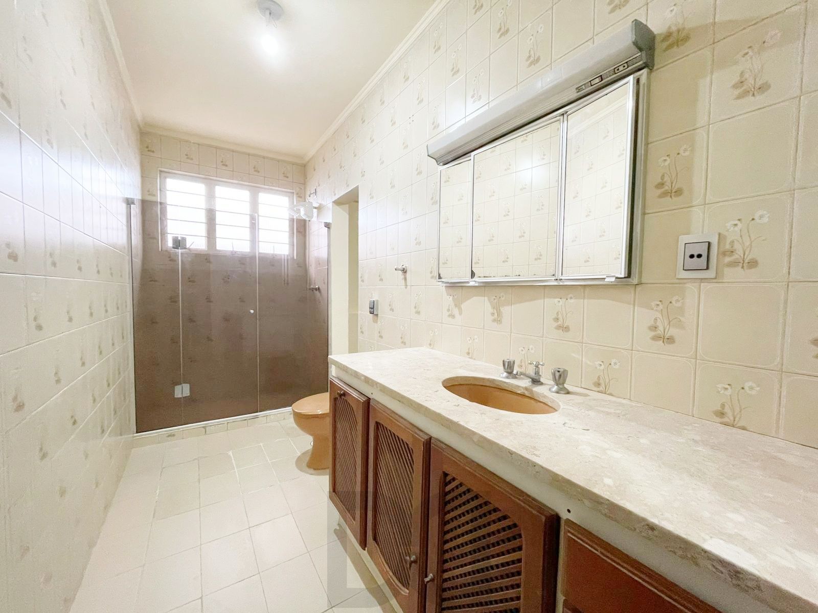 casa com 525 m2 de terreno , casa área construída 395 m2 de área, com 05 dormitorios sendo um suite com banheira — foto 24