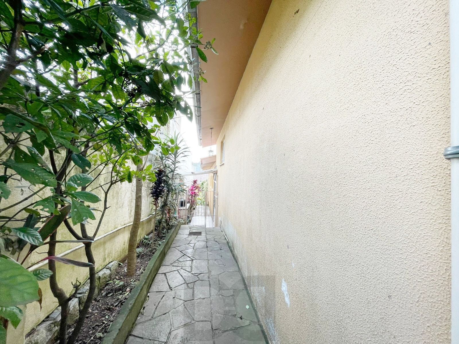 casa com 525 m2 de terreno , casa área construída 395 m2 de área, com 05 dormitorios sendo um suite com banheira — foto 18