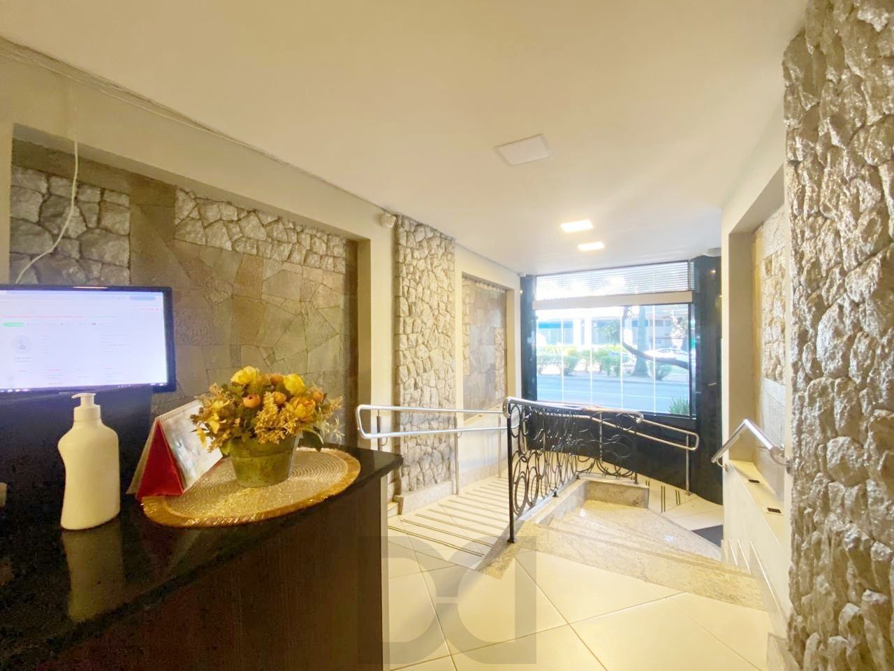 Apartamento reformado de 3 dormitórios transformado em 2 perto da Redenção — foto 15