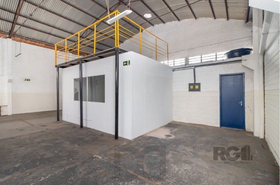Excelente deposito amplo, de alvenaria em Petrópolis, Br. do Amazonas, c/330 m2 de área construída emTerreno 13,20 X 40,00, banheiro, escritórios, pátio no fundos, estac. interno para uns 5 carros. — foto 6