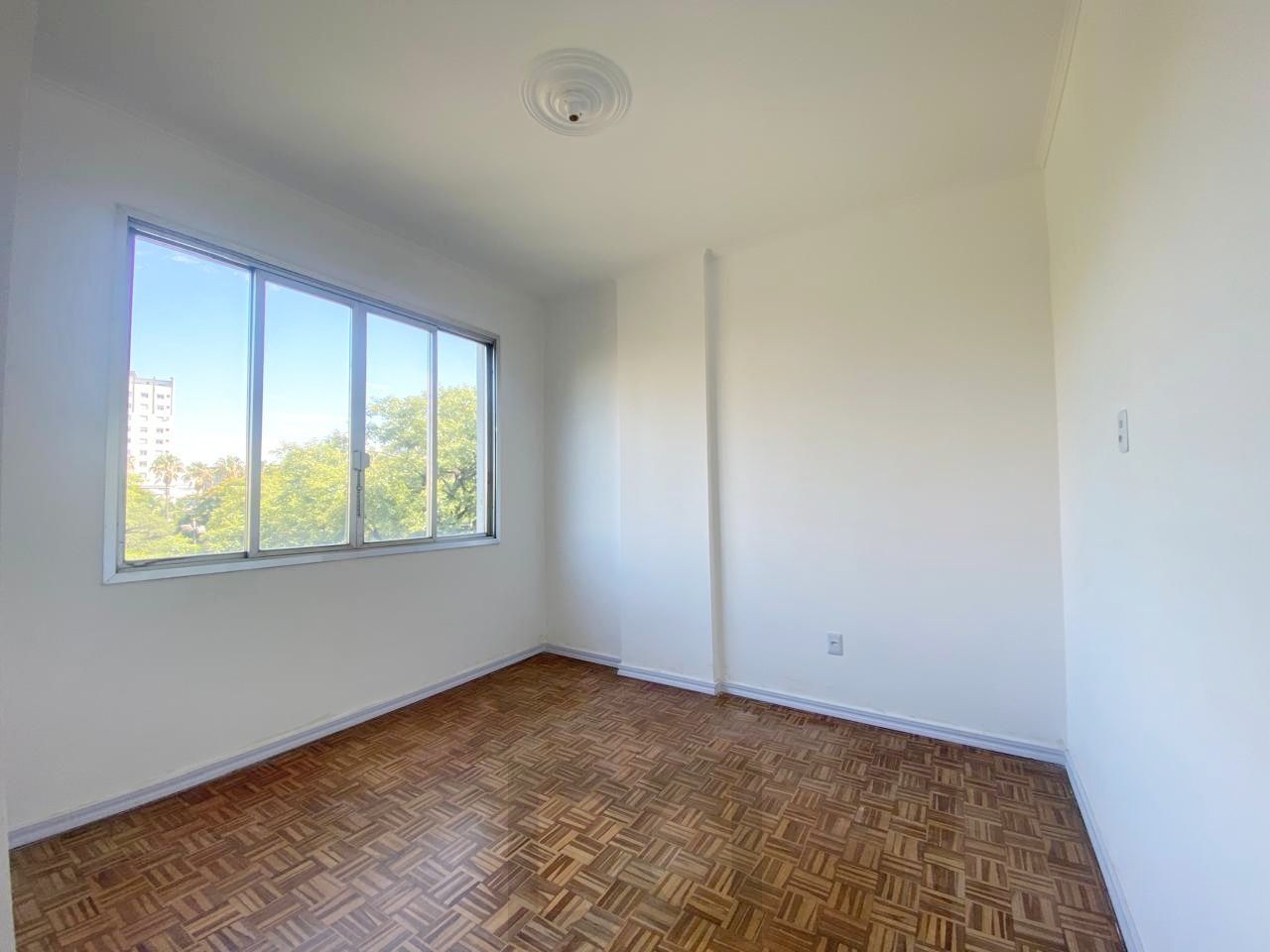 Apartamento reformado de 3 dormitórios transformado em 2 perto da Redenção — foto 5