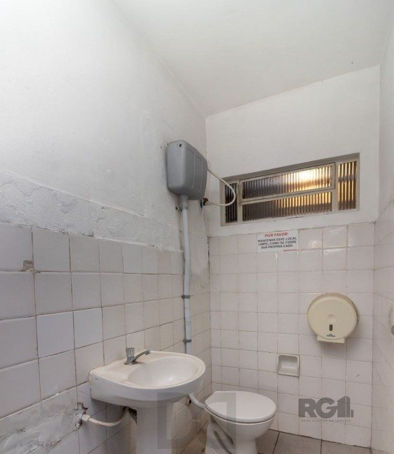 Excelente deposito amplo, de alvenaria em Petrópolis, Br. do Amazonas, c/330 m2 de área construída emTerreno 13,20 X 40,00, banheiro, escritórios, pátio no fundos, estac. interno para uns 5 carros. — foto 10