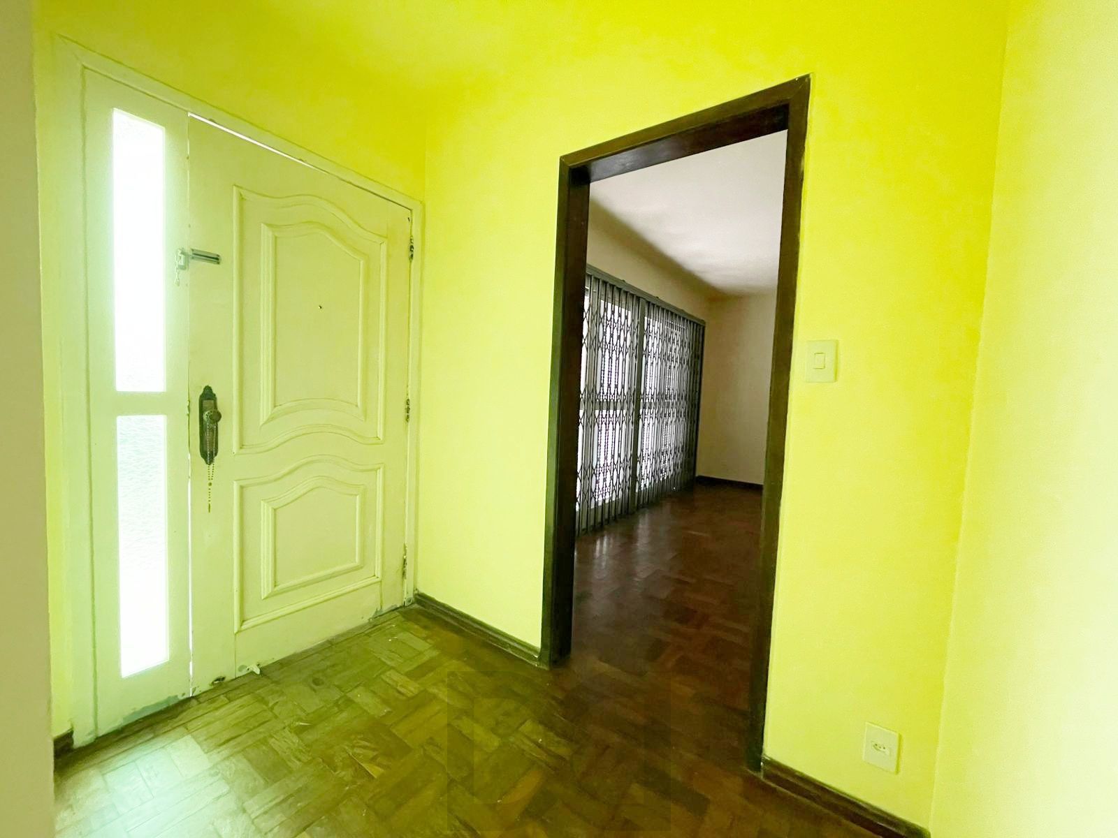 casa com 525 m2 de terreno , casa área construída 395 m2 de área, com 05 dormitorios sendo um suite com banheira — foto 41