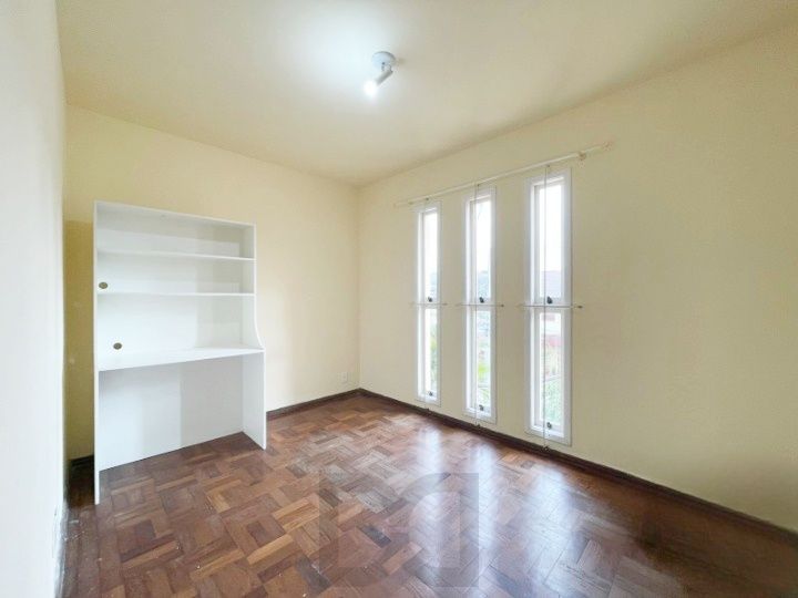 casa com 525 m2 de terreno , casa área construída 395 m2 de área, com 05 dormitorios sendo um suite com banheira — foto 39