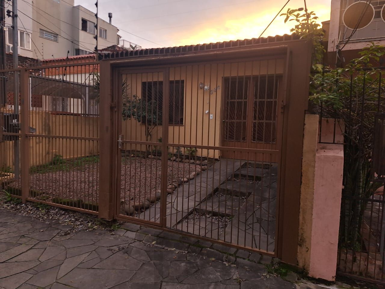 Casa com 104 m2, c/2 dorms., depend. empreg com banh. vaga 2 carros, canil, Bairro Partenon — foto 4