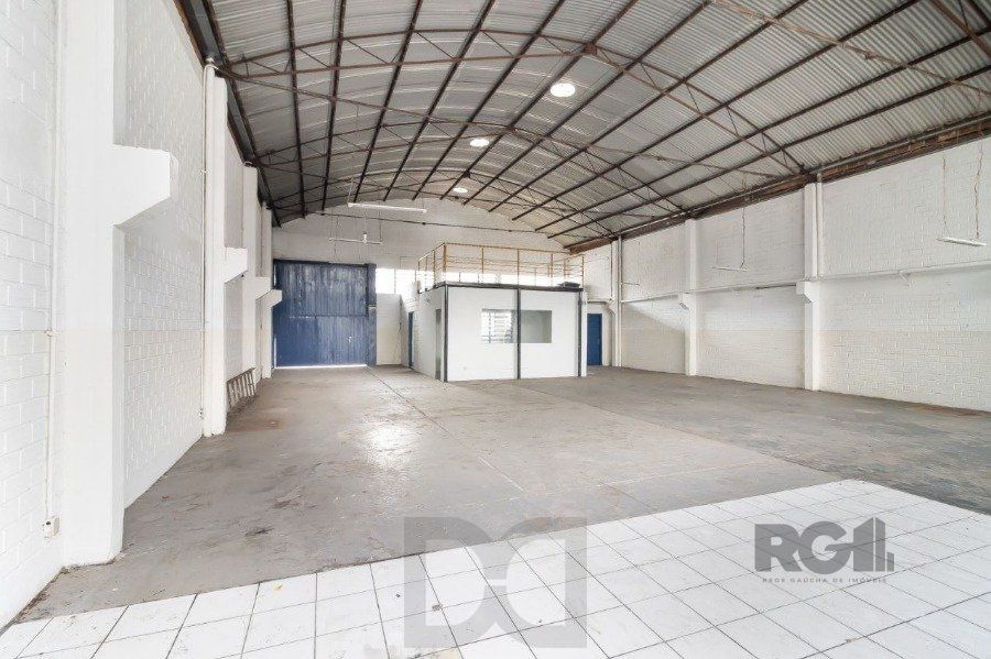 Excelente deposito amplo, de alvenaria em Petrópolis, Br. do Amazonas, c/330 m2 de área construída emTerreno 13,20 X 40,00, banheiro, escritórios, pátio no fundos, estac. interno para uns 5 carros. — foto 5