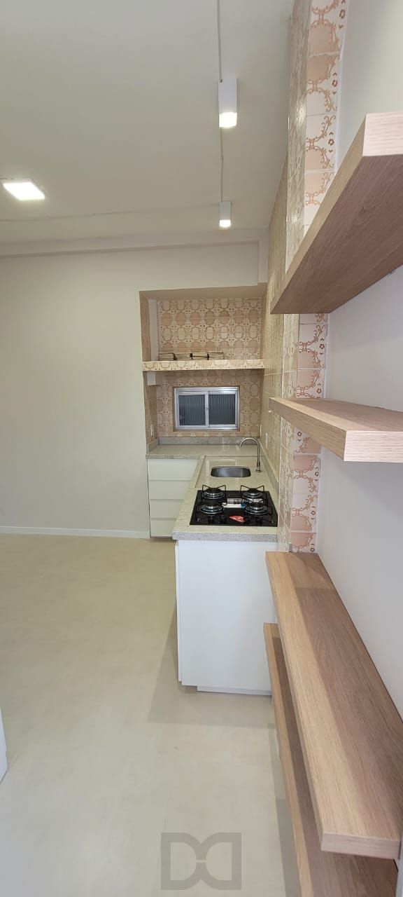 Venda apartamento totalmente reformado, 3 dormitórios living amplo, ótima iluminação, lareira ecológica, centro histórico — foto 10