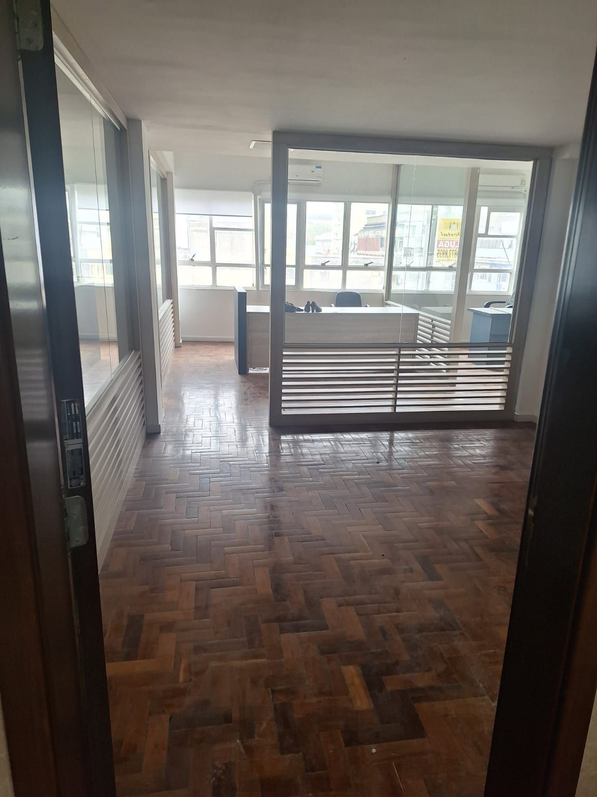 Excelente conjunto/sala c/123, 68 m2 privativo ,02 banheiro, 01 copa. Rua Andrade Neves. — foto 4