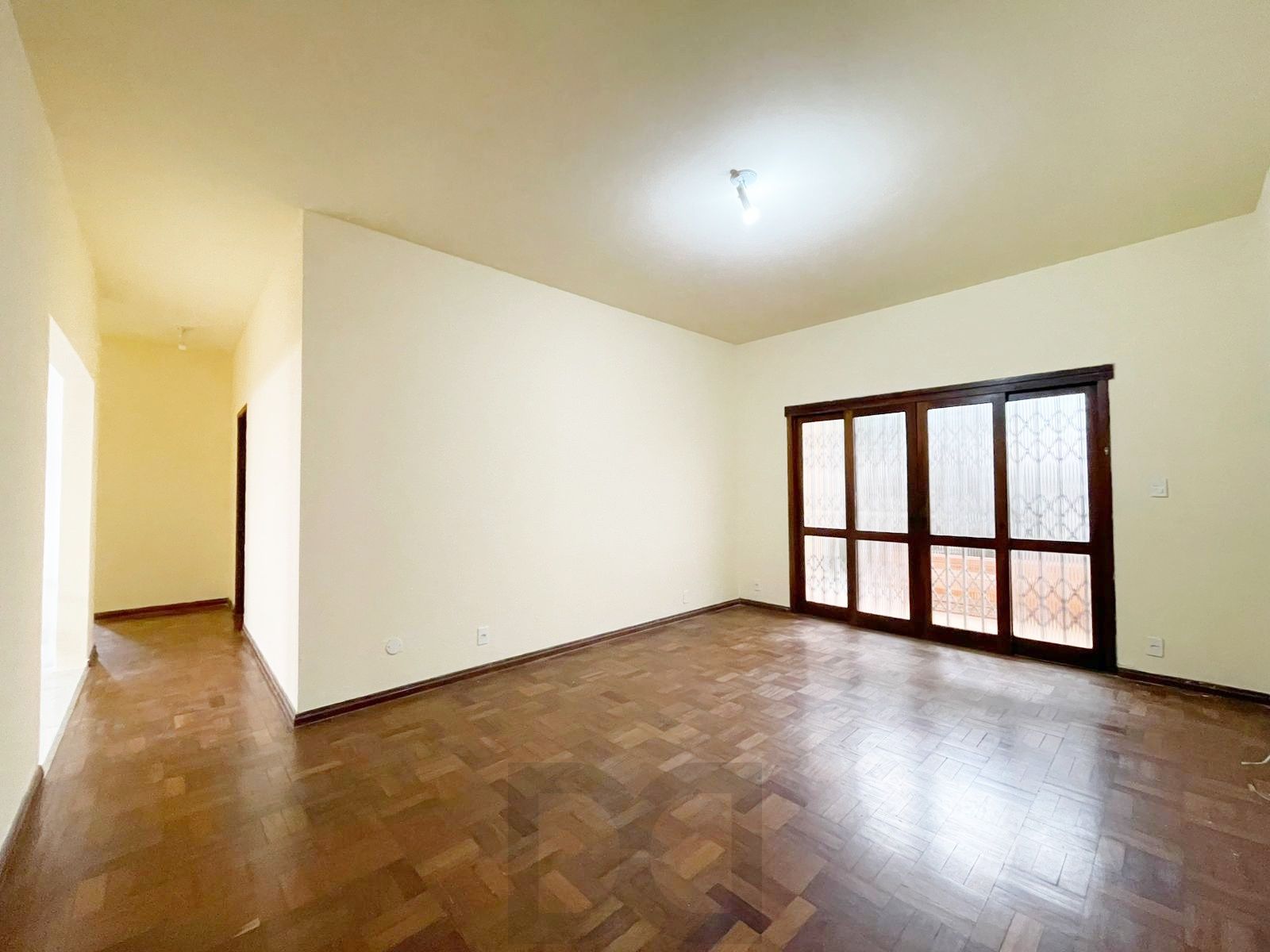 casa com 525 m2 de terreno , casa área construída 395 m2 de área, com 05 dormitorios sendo um suite com banheira — foto 30