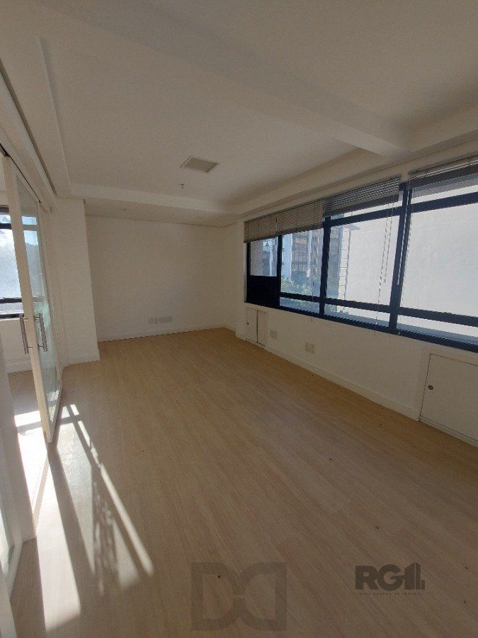 sala comercial, medindo 36,12 m² área privativa e 49,27 m² de área total, com 1 box coberto duplo, localizada no Moinhos de Vento — foto 4