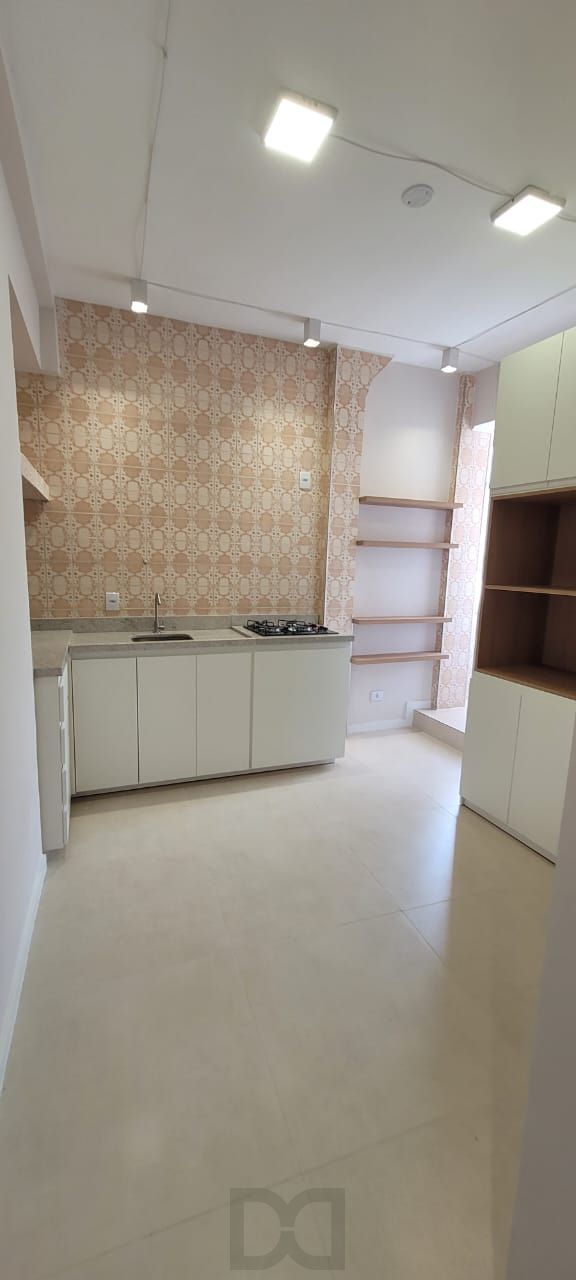 Venda apartamento totalmente reformado, 3 dormitórios living amplo, ótima iluminação, lareira ecológica, centro histórico — foto 12