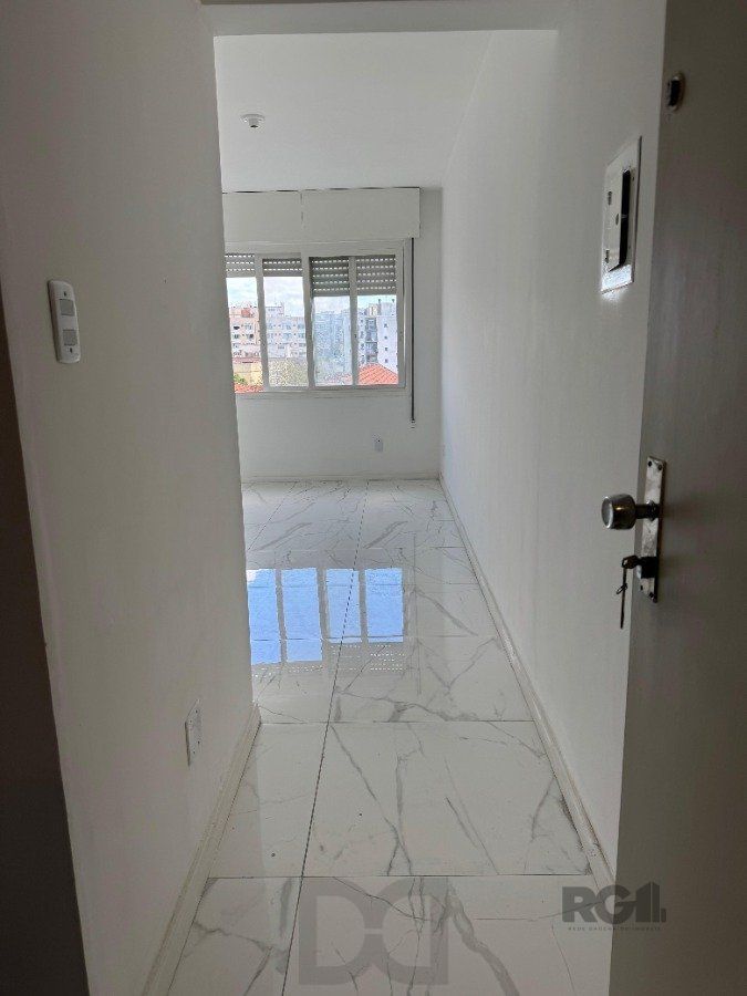 Apartamento com 54,70 m² de área privativa com dois dormitórios, sala, cozinha e área de serviço. Reformado. Piso porcelanato — foto 1