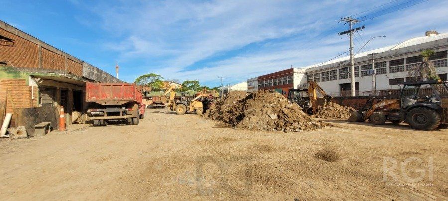 Depósito Pavilhão Venda no Bairro Navegantes com 1800m² de terreno e 324m² de escritórios - De esquina — foto 2