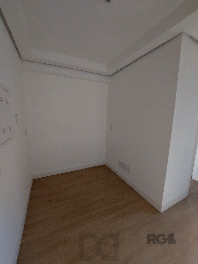 sala comercial, medindo 36,12 m² área privativa e 49,27 m² de área total, com 1 box coberto duplo, localizada no Moinhos de Vento — foto 9