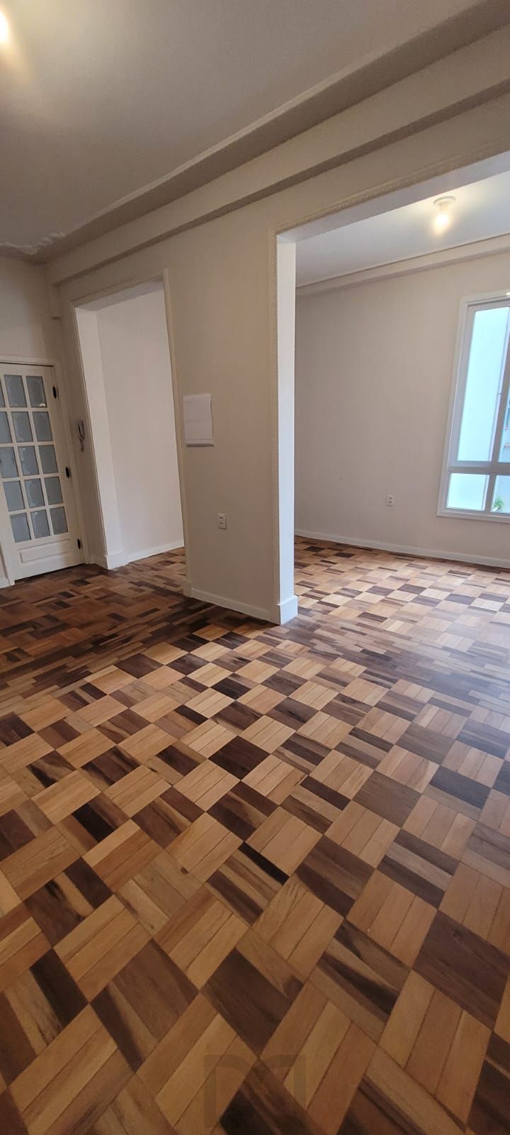 Venda apartamento totalmente reformado, 3 dormitórios living amplo, ótima iluminação, lareira ecológica, centro histórico — foto 5