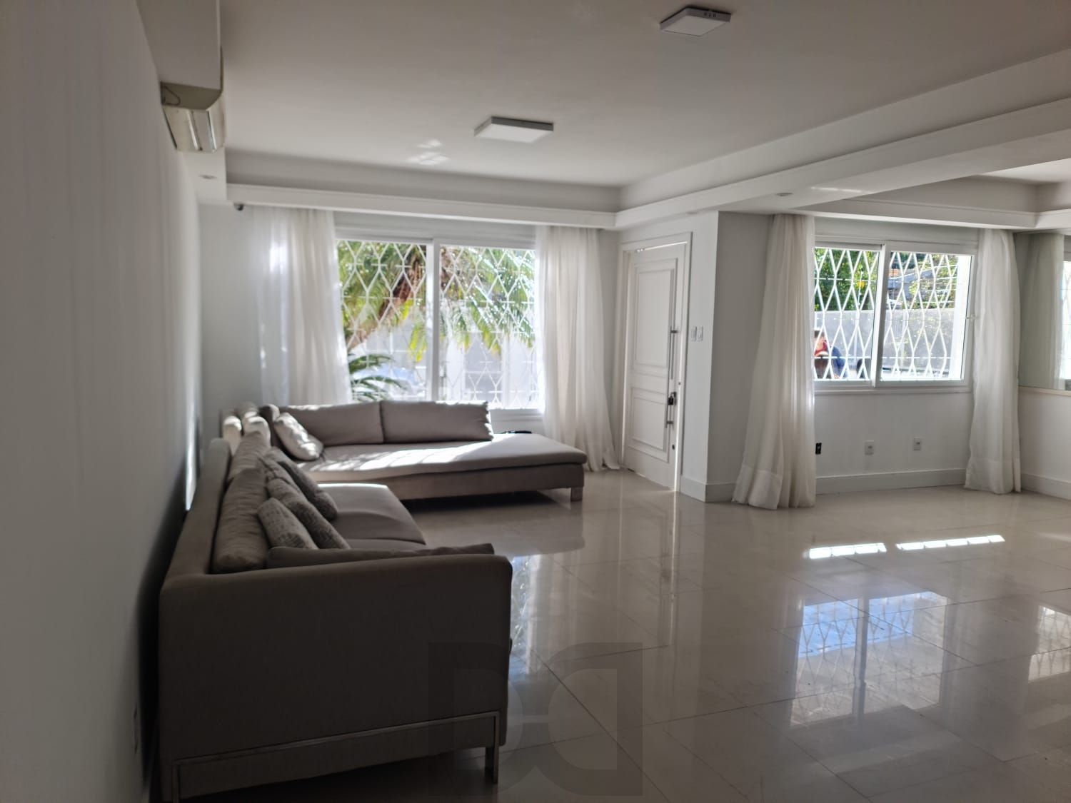 Linda casa com 5 dorm sendo 4 suites, 2 churrasqueiras e piscina — foto 4