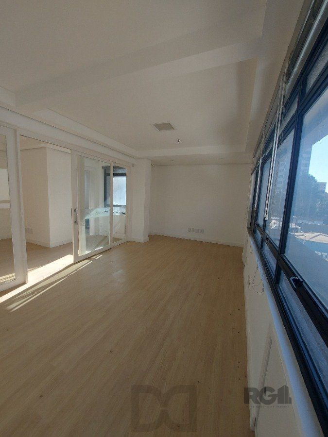 sala comercial, medindo 36,12 m² área privativa e 49,27 m² de área total, com 1 box coberto duplo, localizada no Moinhos de Vento — foto 3