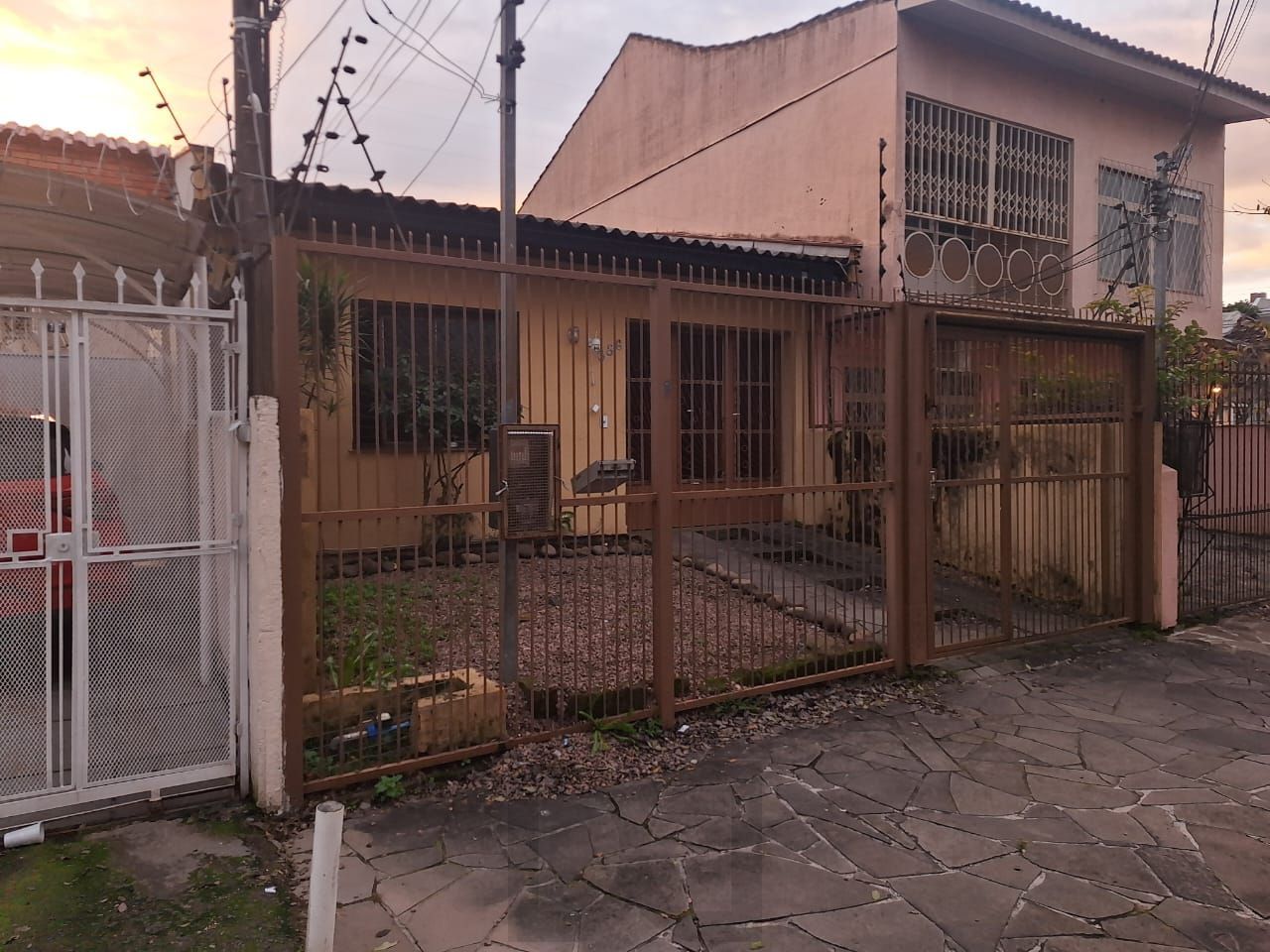 Casa com 104 m2, c/2 dorms., depend. empreg com banh. vaga 2 carros, canil, Bairro Partenon — foto 3
