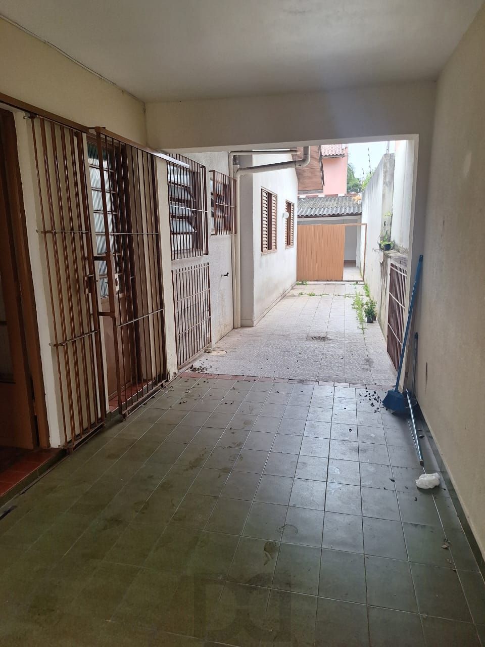 Casa com 104 m2, c/2 dorms., depend. empreg com banh. vaga 2 carros, canil, Bairro Partenon — foto 26