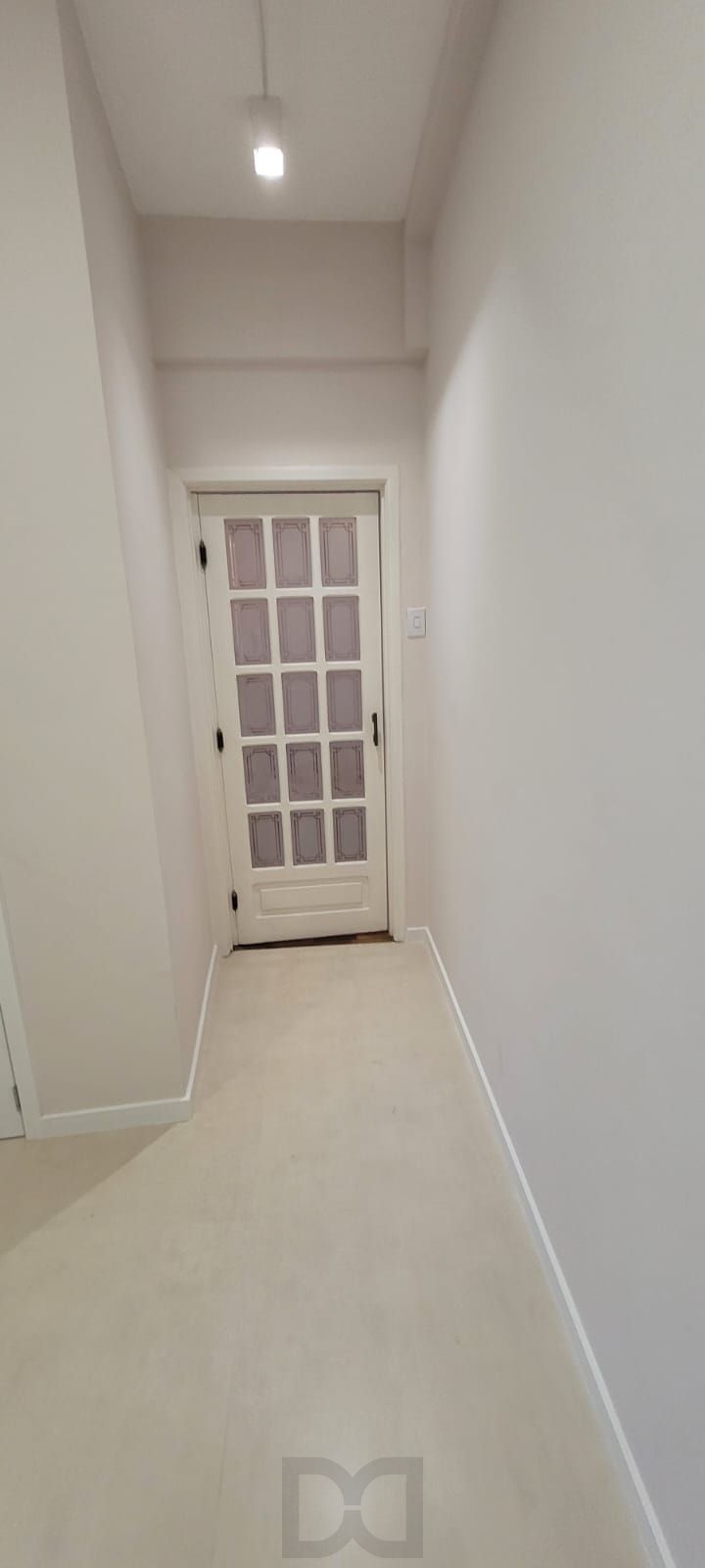 Venda apartamento totalmente reformado, 3 dormitórios living amplo, ótima iluminação, lareira ecológica, centro histórico — foto 7