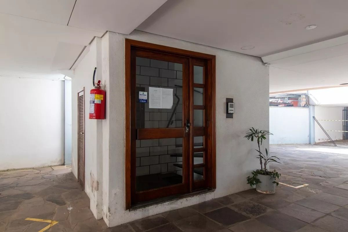 Excelente apto. no Bairro Partenon, com 52m2 de área útil, semi mobiliado, de 01 dormitório c/ uma vaga de garagem escriturada e coberta — foto 2