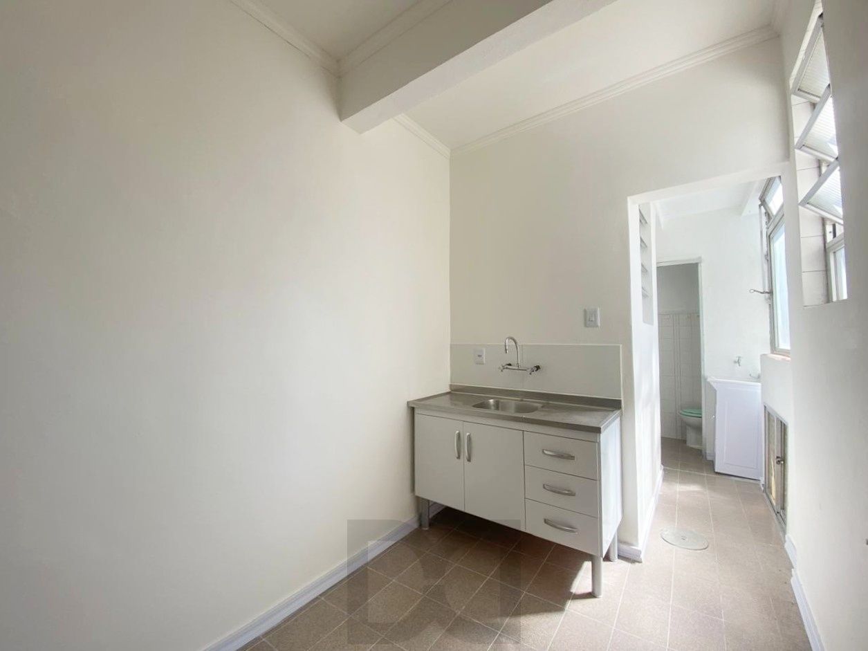 Apartamento reformado de 3 dormitórios transformado em 2 perto da Redenção — foto 7