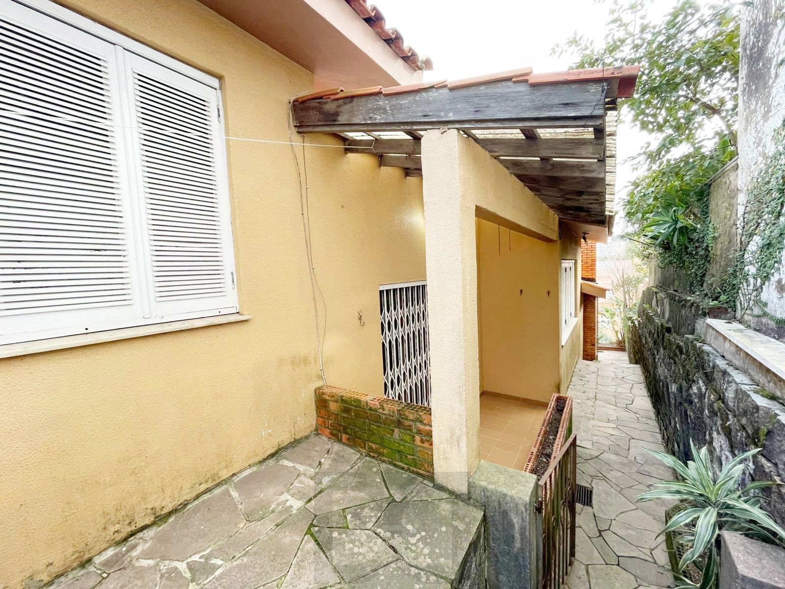 casa com 525 m2 de terreno , casa área construída 395 m2 de área, com 05 dormitorios sendo um suite com banheira — foto 6