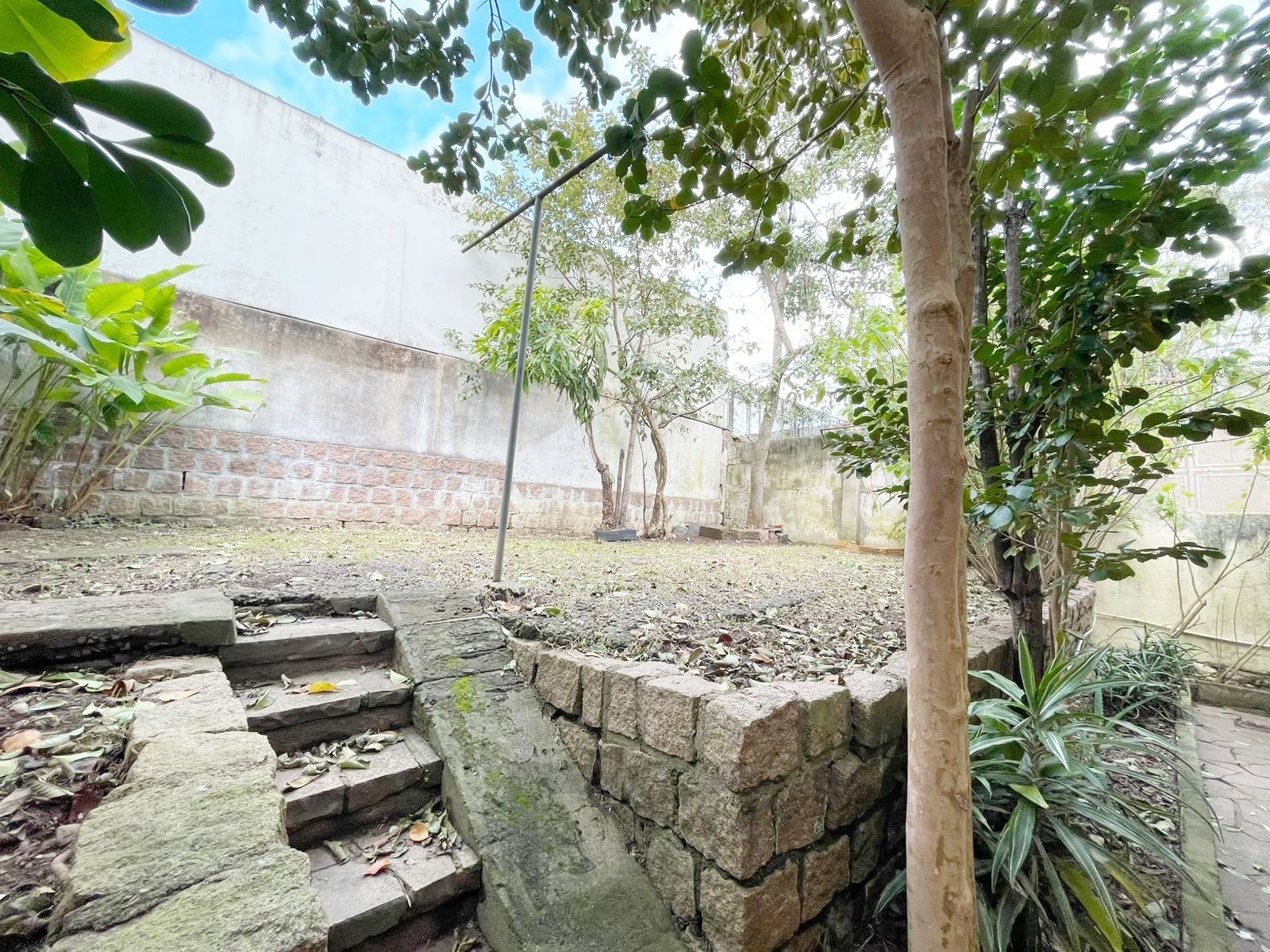 casa com 525 m2 de terreno , casa área construída 395 m2 de área, com 05 dormitorios sendo um suite com banheira — foto 21