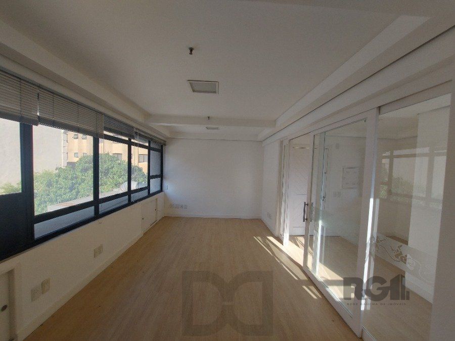 sala comercial, medindo 36,12 m² área privativa e 49,27 m² de área total, com 1 box coberto duplo, localizada no Moinhos de Vento — foto 12