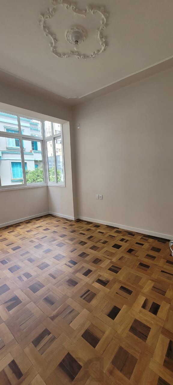 Venda apartamento totalmente reformado, 3 dormitórios living amplo, ótima iluminação, lareira ecológica, centro histórico — foto 16