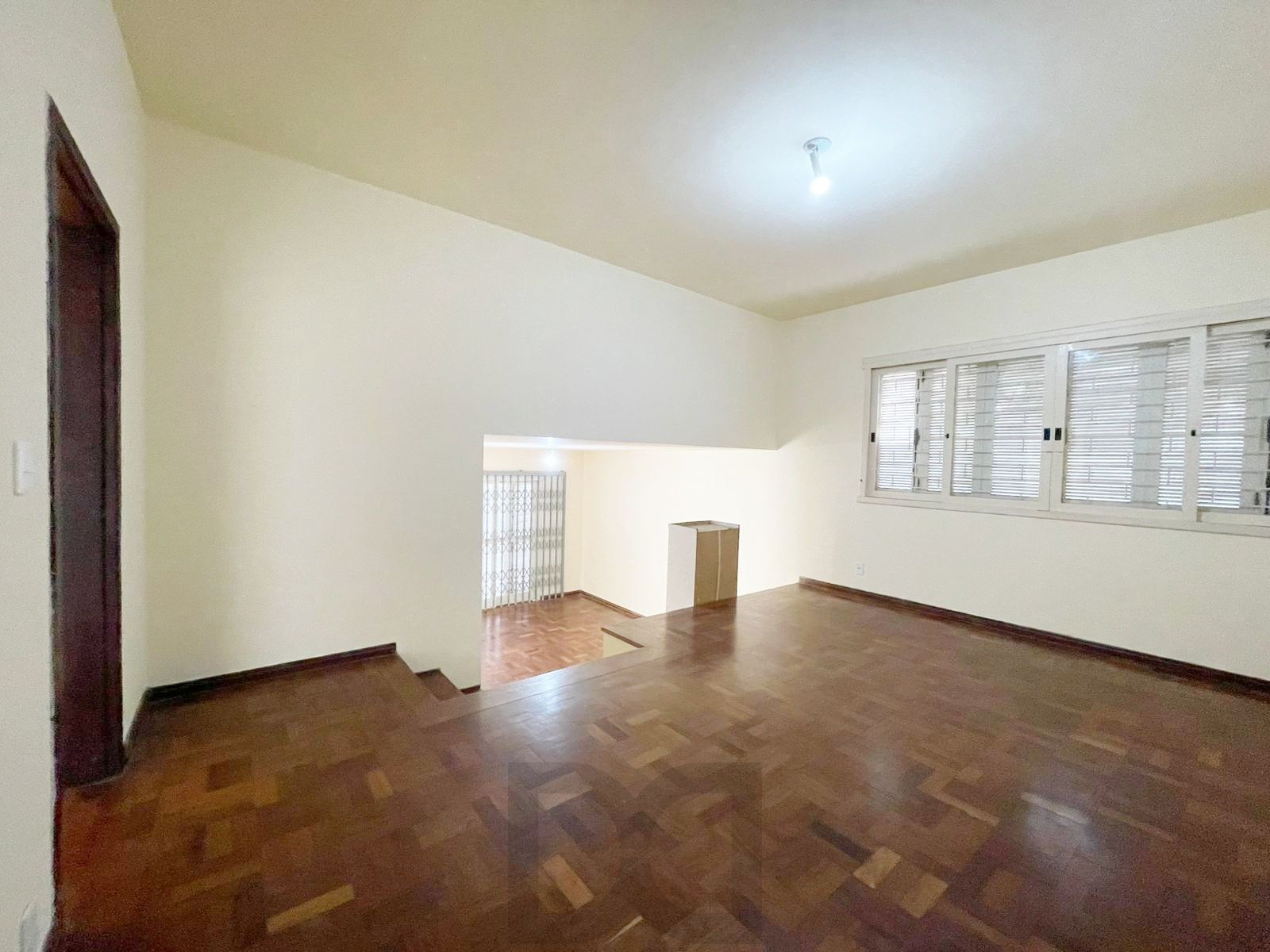 casa com 525 m2 de terreno , casa área construída 395 m2 de área, com 05 dormitorios sendo um suite com banheira — foto 36