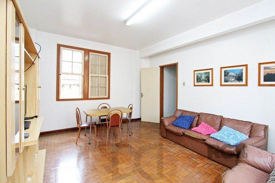 Apartamento a venda na Avenida Alberto Bins com 4 quartos, 2 banheiros, elevador, frente a fundos, no coração do Centro Histórico de Porto Alegre — foto 1