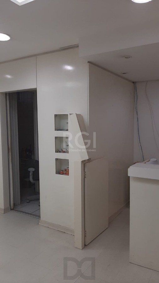 LOJA TÉRREA NA GALERIA QUINTA AVENIDA CENTER, Bairro Moinhos ,45,38 m2 com mezanino com vaga de garagem. — foto 4