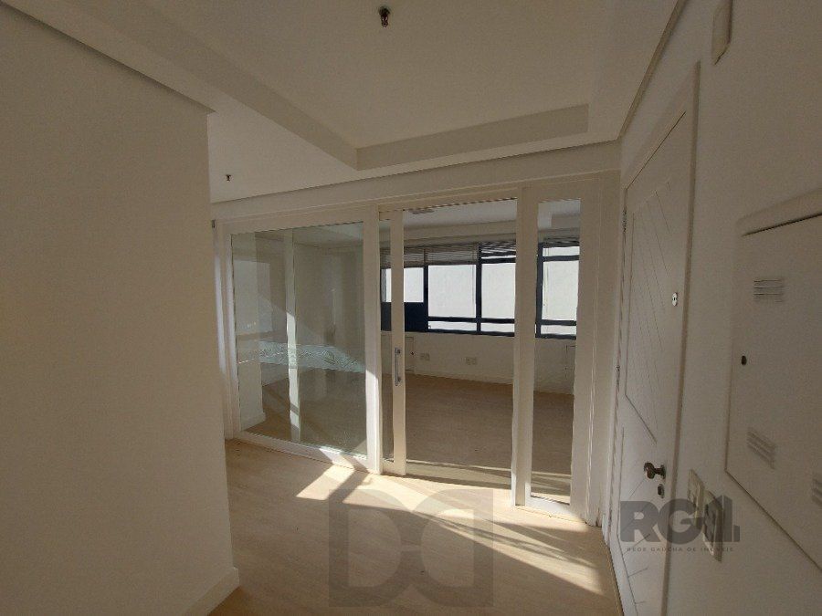 sala comercial, medindo 36,12 m² área privativa e 49,27 m² de área total, com 1 box coberto duplo, localizada no Moinhos de Vento — foto 13