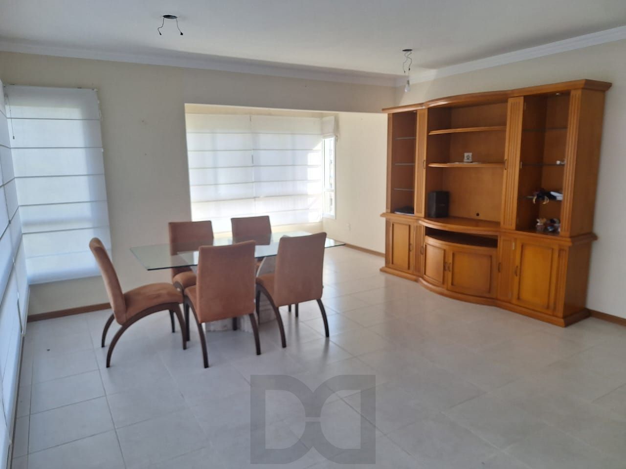 living com armário e mesa