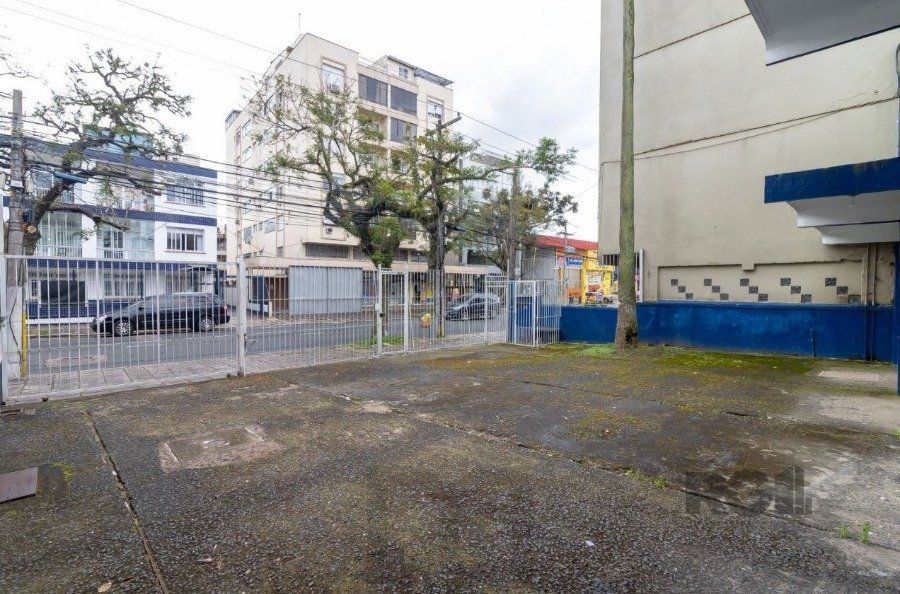 Excelente deposito amplo, de alvenaria em Petrópolis, Br. do Amazonas, c/330 m2 de área construída emTerreno 13,20 X 40,00, banheiro, escritórios, pátio no fundos, estac. interno para uns 5 carros. — foto 2