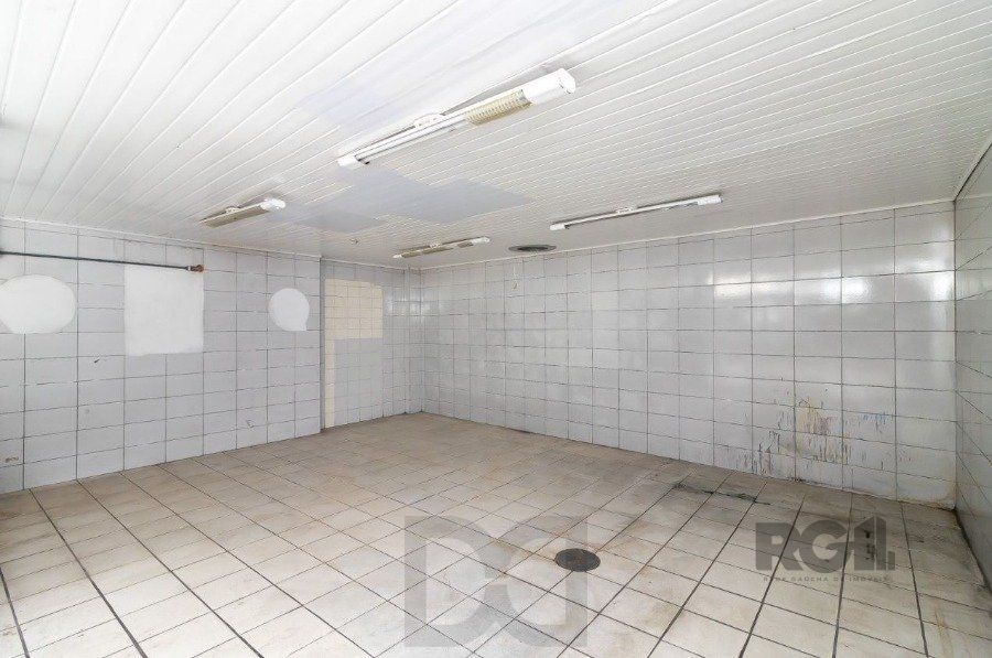 Excelente deposito amplo, de alvenaria em Petrópolis, Br. do Amazonas, c/330 m2 de área construída emTerreno 13,20 X 40,00, banheiro, escritórios, pátio no fundos, estac. interno para uns 5 carros. — foto 8