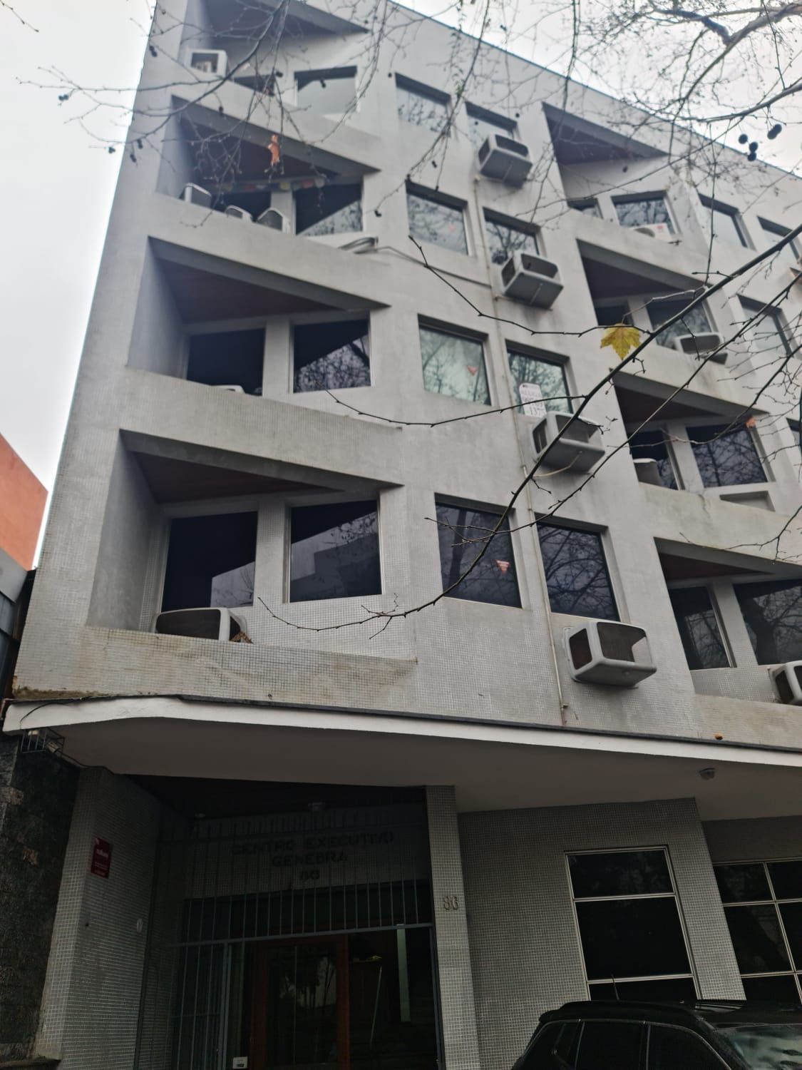 Sala comercial de frente no coração do bairro petrópolis — foto 2