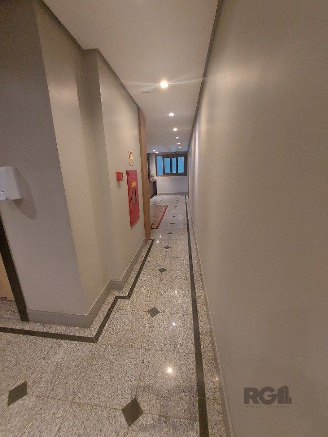 sala comercial, medindo 36,12 m² área privativa e 49,27 m² de área total, com 1 box coberto duplo, localizada no Moinhos de Vento — foto 19