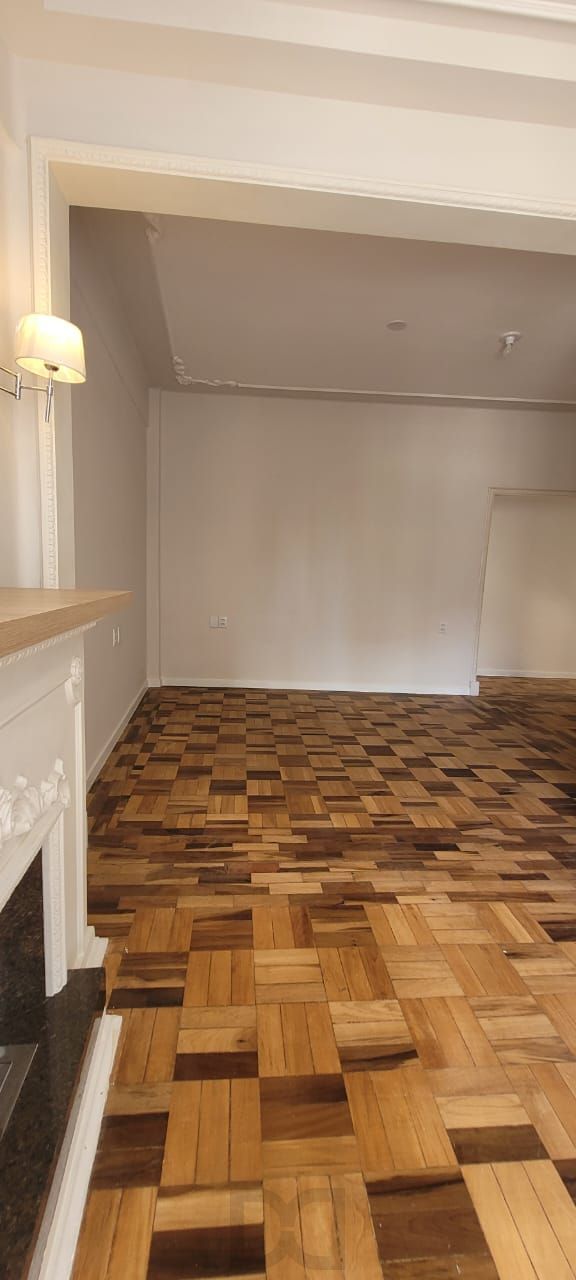 Venda apartamento totalmente reformado, 3 dormitórios living amplo, ótima iluminação, lareira ecológica, centro histórico — foto 4