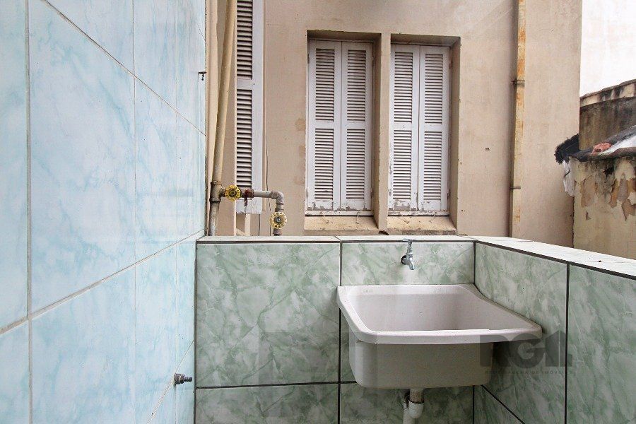 Apartamento a venda na Avenida Alberto Bins com 4 quartos, 2 banheiros, elevador, frente a fundos, no coração do Centro Histórico de Porto Alegre — foto 18