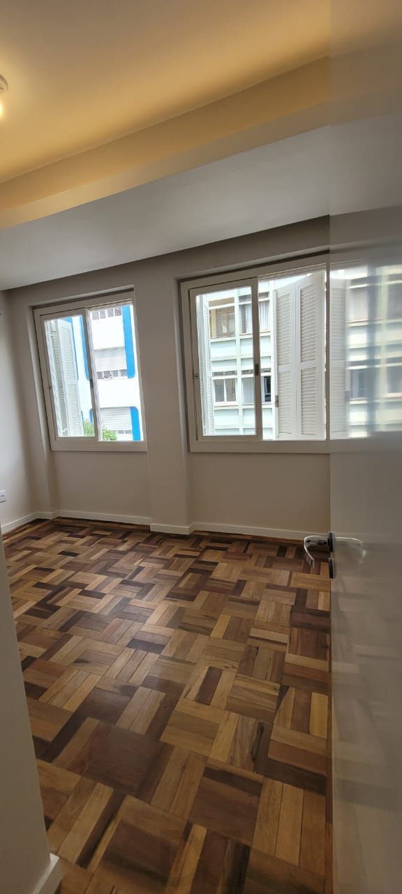 Venda apartamento totalmente reformado, 3 dormitórios living amplo, ótima iluminação, lareira ecológica, centro histórico — foto 17