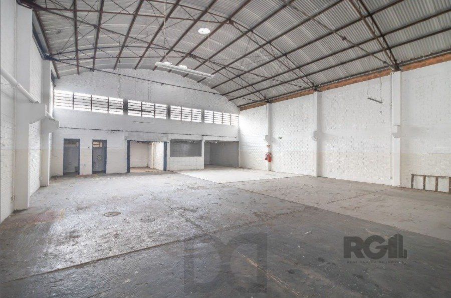 Excelente deposito amplo, de alvenaria em Petrópolis, Br. do Amazonas, c/330 m2 de área construída emTerreno 13,20 X 40,00, banheiro, escritórios, pátio no fundos, estac. interno para uns 5 carros. — foto 11