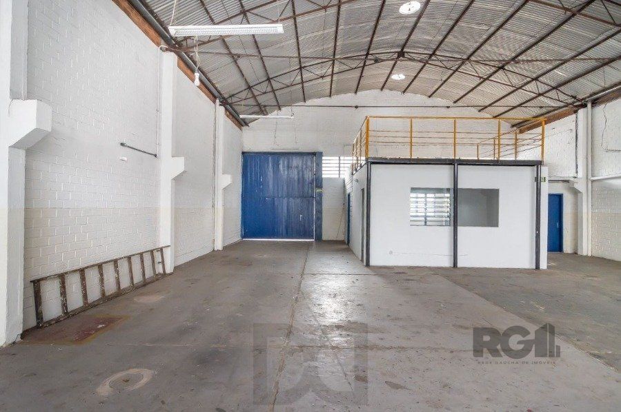 Excelente deposito amplo, de alvenaria em Petrópolis, Br. do Amazonas, c/330 m2 de área construída emTerreno 13,20 X 40,00, banheiro, escritórios, pátio no fundos, estac. interno para uns 5 carros. — foto 3