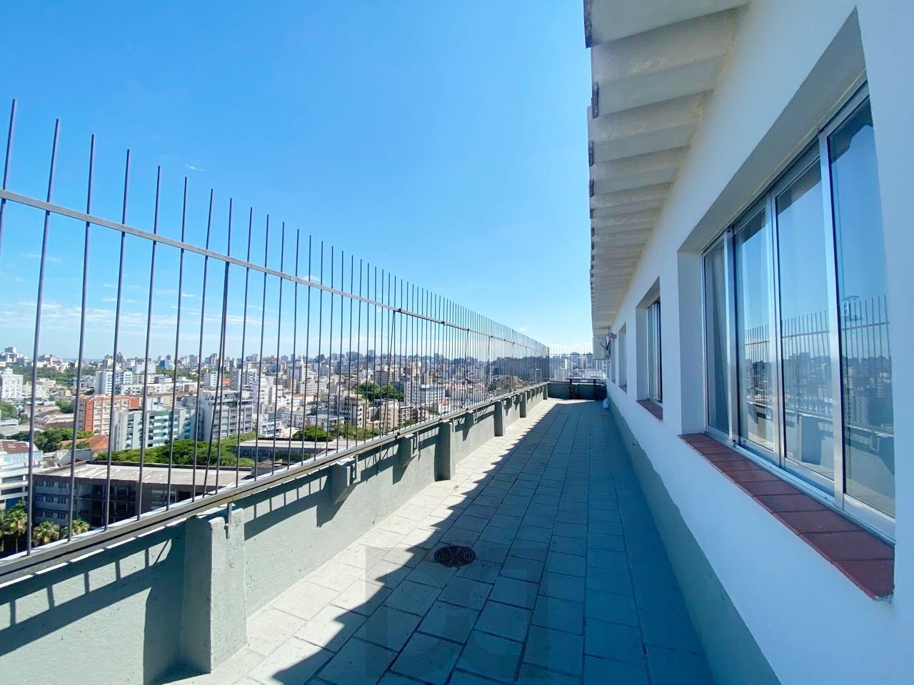 Apartamento reformado de 3 dormitórios transformado em 2 perto da Redenção — foto 19