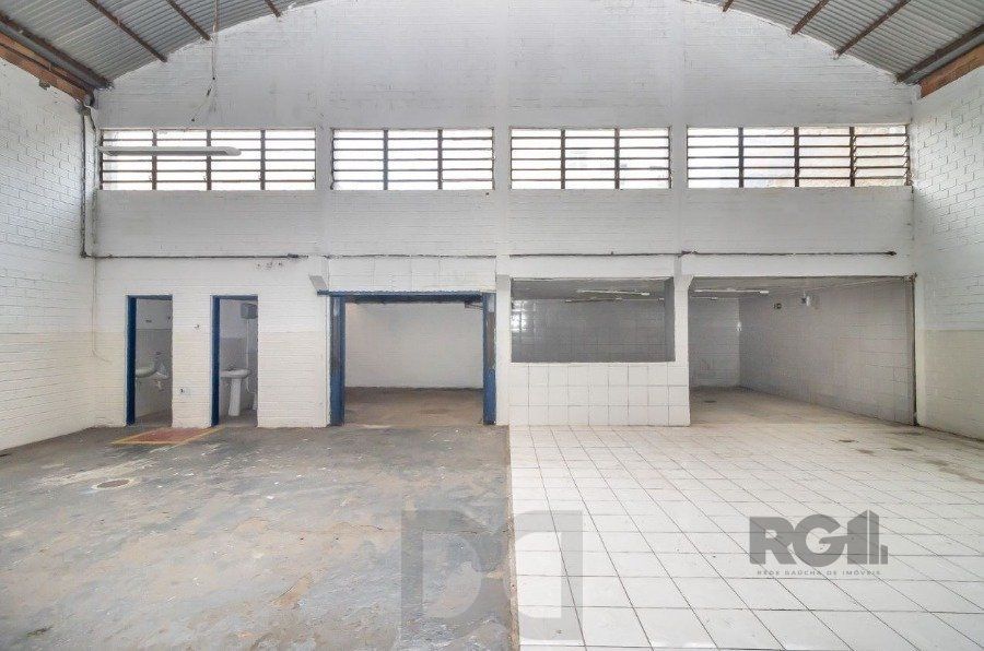 Excelente deposito amplo, de alvenaria em Petrópolis, Br. do Amazonas, c/330 m2 de área construída emTerreno 13,20 X 40,00, banheiro, escritórios, pátio no fundos, estac. interno para uns 5 carros. — foto 7