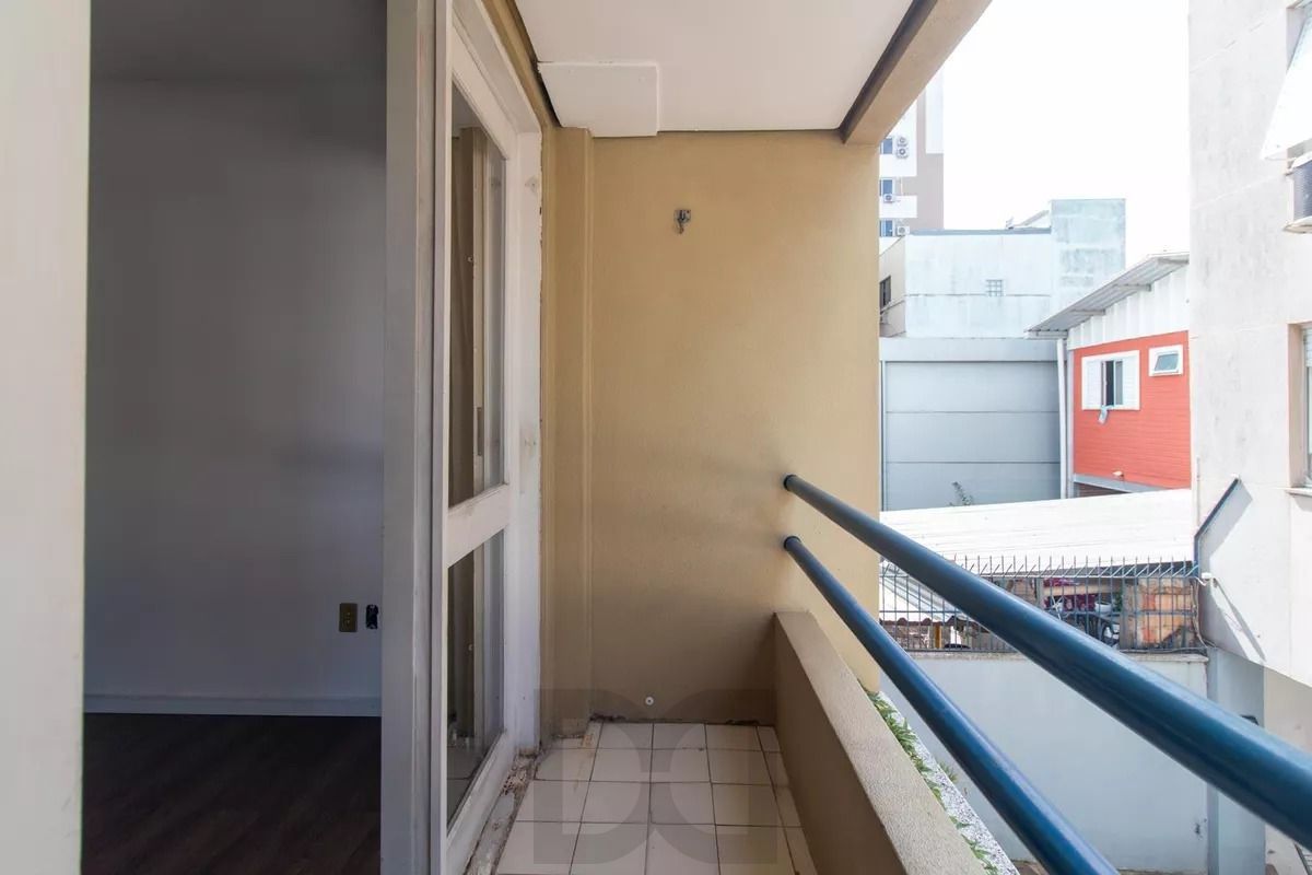 Excelente apto. no Bairro Partenon, com 52m2 de área útil, semi mobiliado, de 01 dormitório c/ uma vaga de garagem escriturada e coberta — foto 13