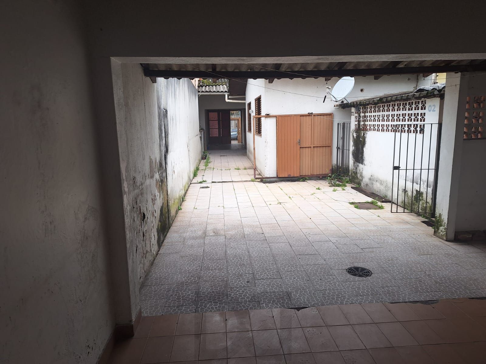 vista dos fundos para frente do patio