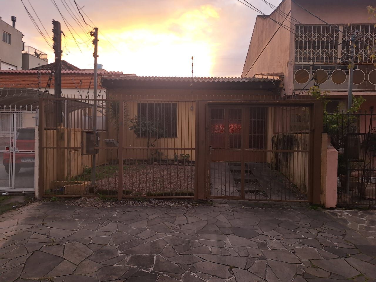 Casa com 104 m2, c/2 dorms., depend. empreg com banh. vaga 2 carros, canil, Bairro Partenon — foto 2